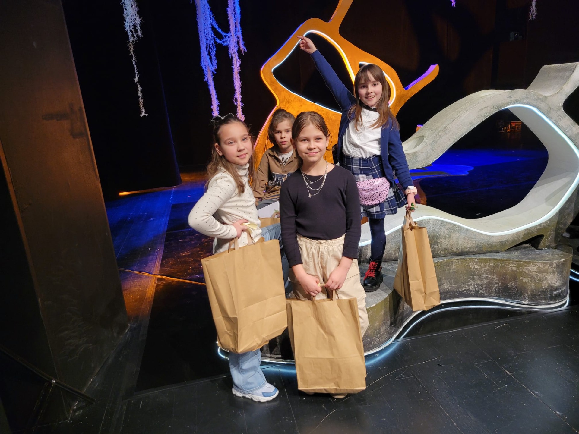 Zdjęcie przedstawia czworo uczniów naszej szkoły: Polę, Magdę, Olę i Olka podczas konkursu międzyszkolnego, uczniowie trzymają nagrody