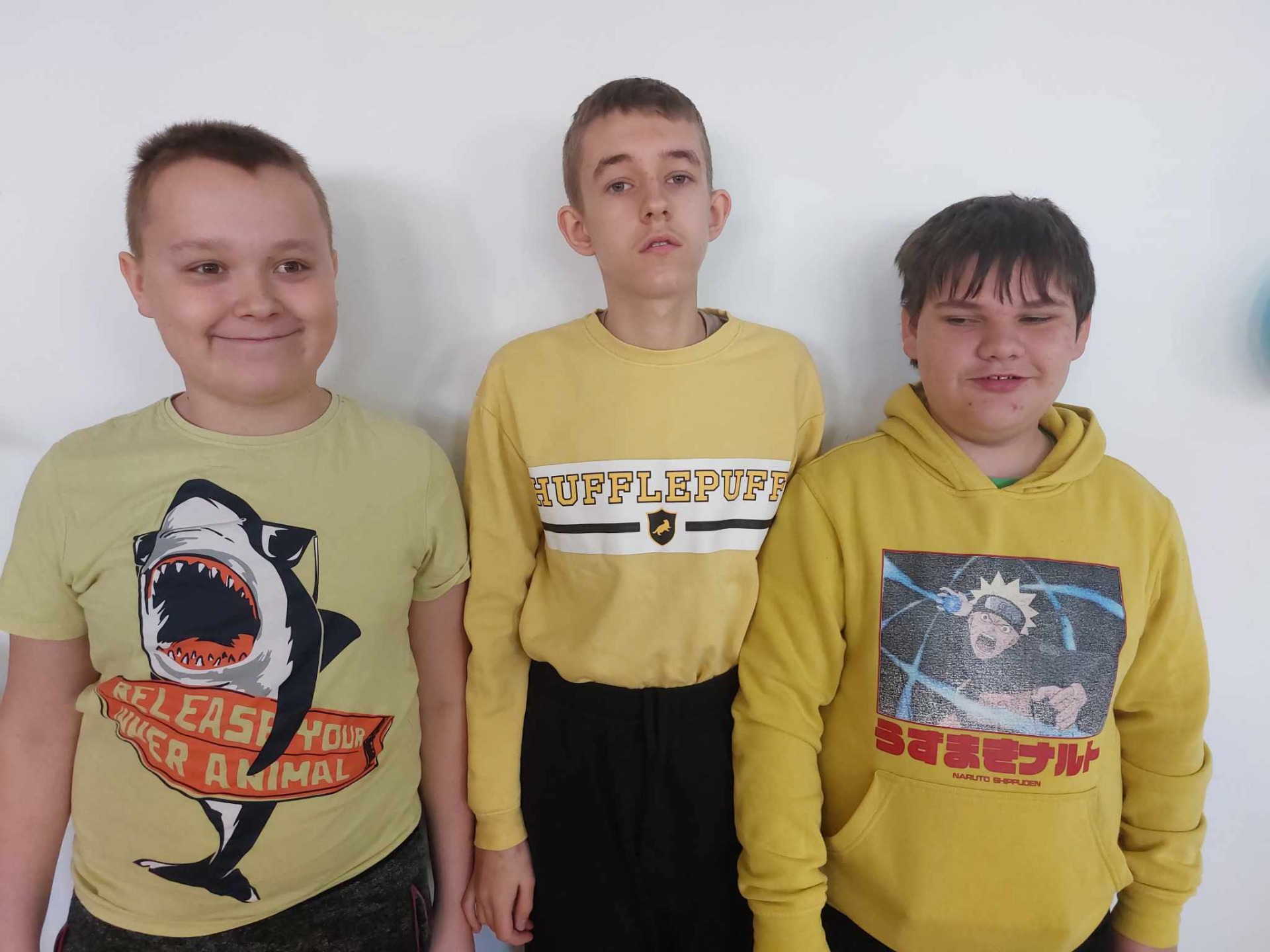 3 chłopców ubranych na żólto