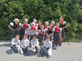 Dobronka reprezentovala našu školu 10.júna na nesúťažnej folklórnej prehliadke v Očovej - Obrázok 1