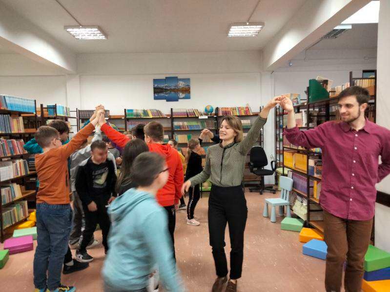 Dzieci z edukatorami NIFCH tańczą POloneza