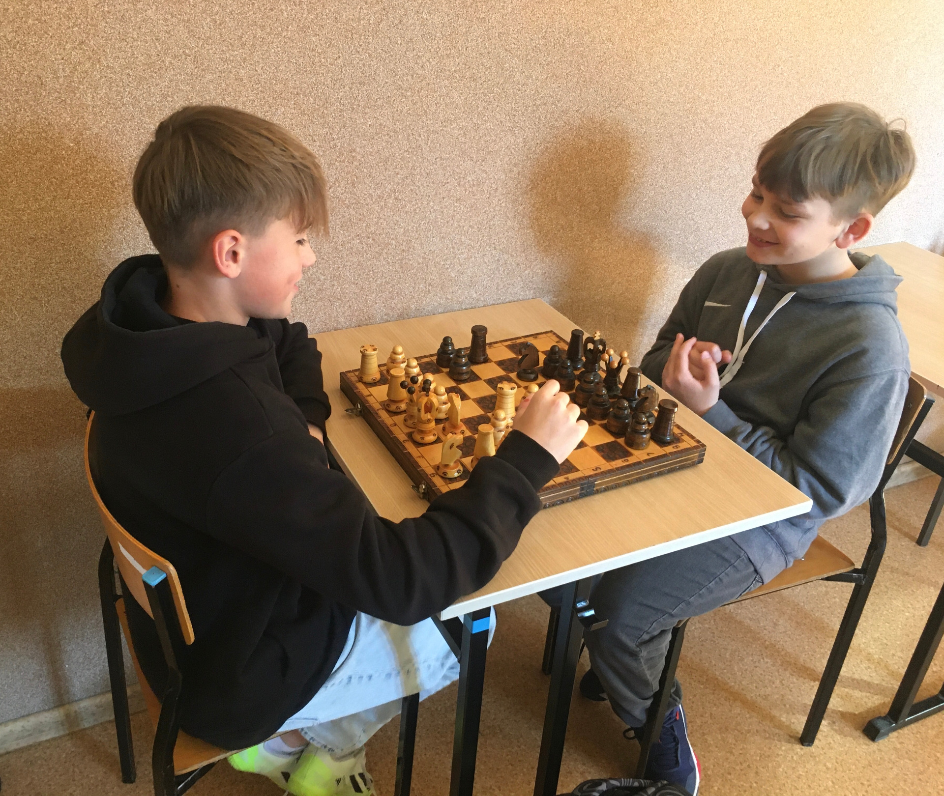 Dwóch uczniów gra w szachy w sali na lekcji matematyki. (3)