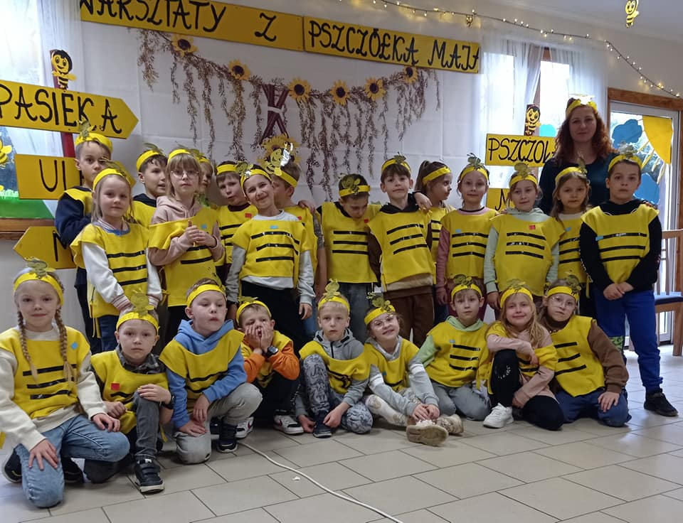 Uczniowie z klasy I a  przebrani w stroje "pszczółki". W warsztatach towarzyszy im wychowawca klasy. 