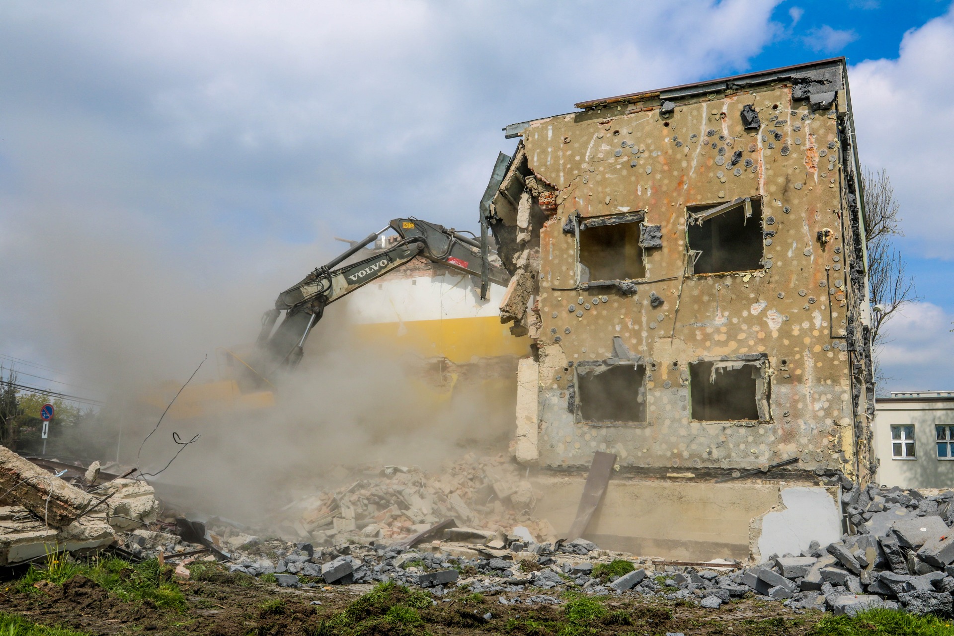 Trwa wyburzanie budynku przedszkola... - Obrazek 2