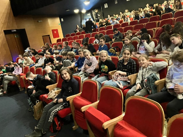 Uczniowie klas IV, V i VI siedzą na widowni w Chorzowskim Centrum Kultury.