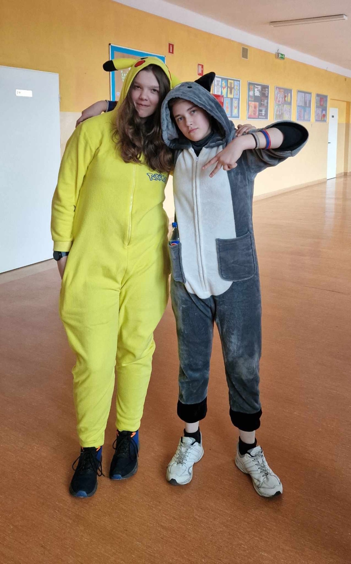 2 nastolatki w kombinezonach - piżamach (kolory -żółty i szary)