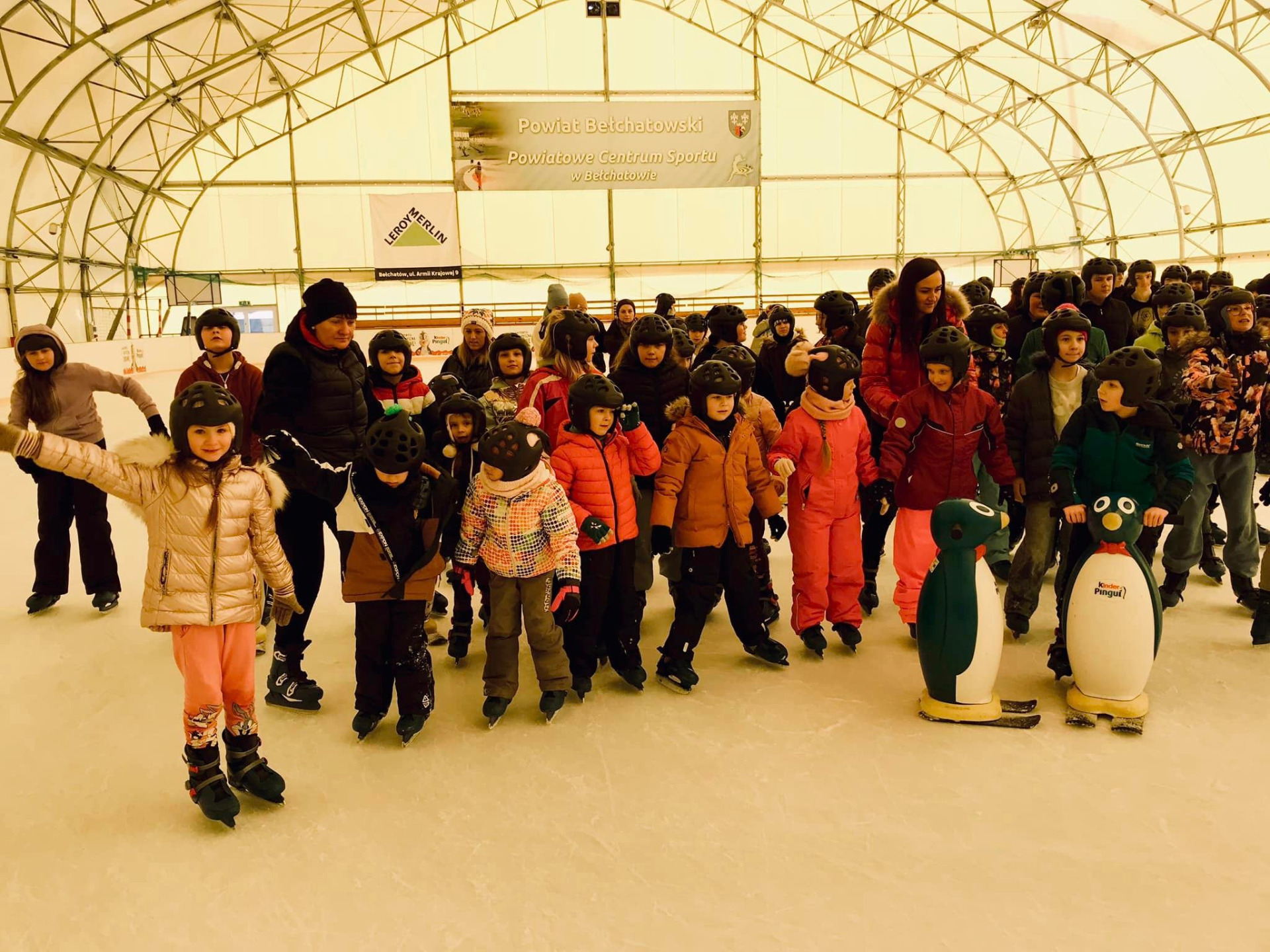 Wyjazd uczniów PSP w Przedborzu na lodowisko w Bełchatowie.  Lodowisko to super zabawa dla dzieci. Wielkie brawa dla organizatorów  - Obrazek 1