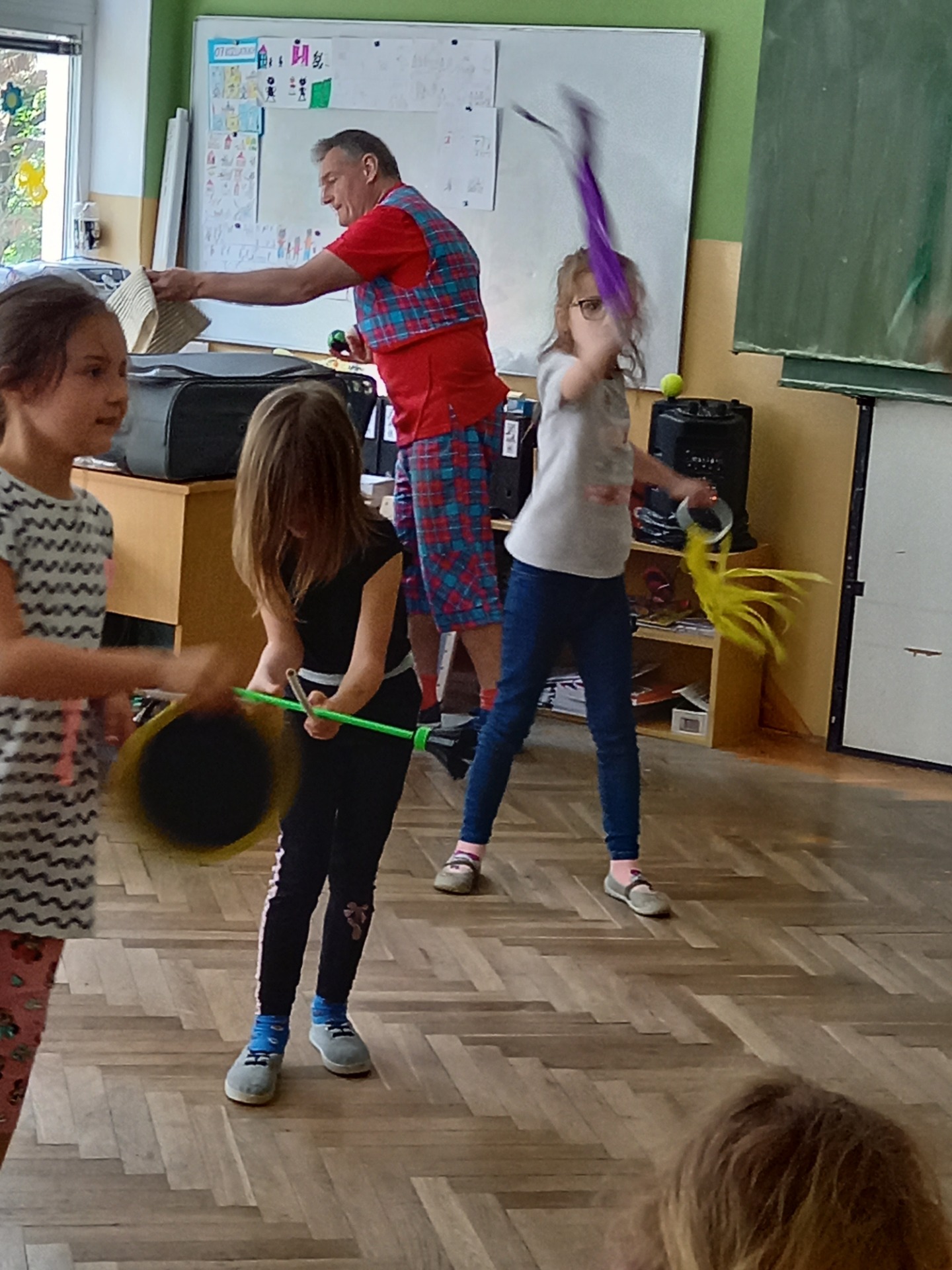 🤹‍♂️ Žonglér v školskom klube detí 👏 - Obrázok 1