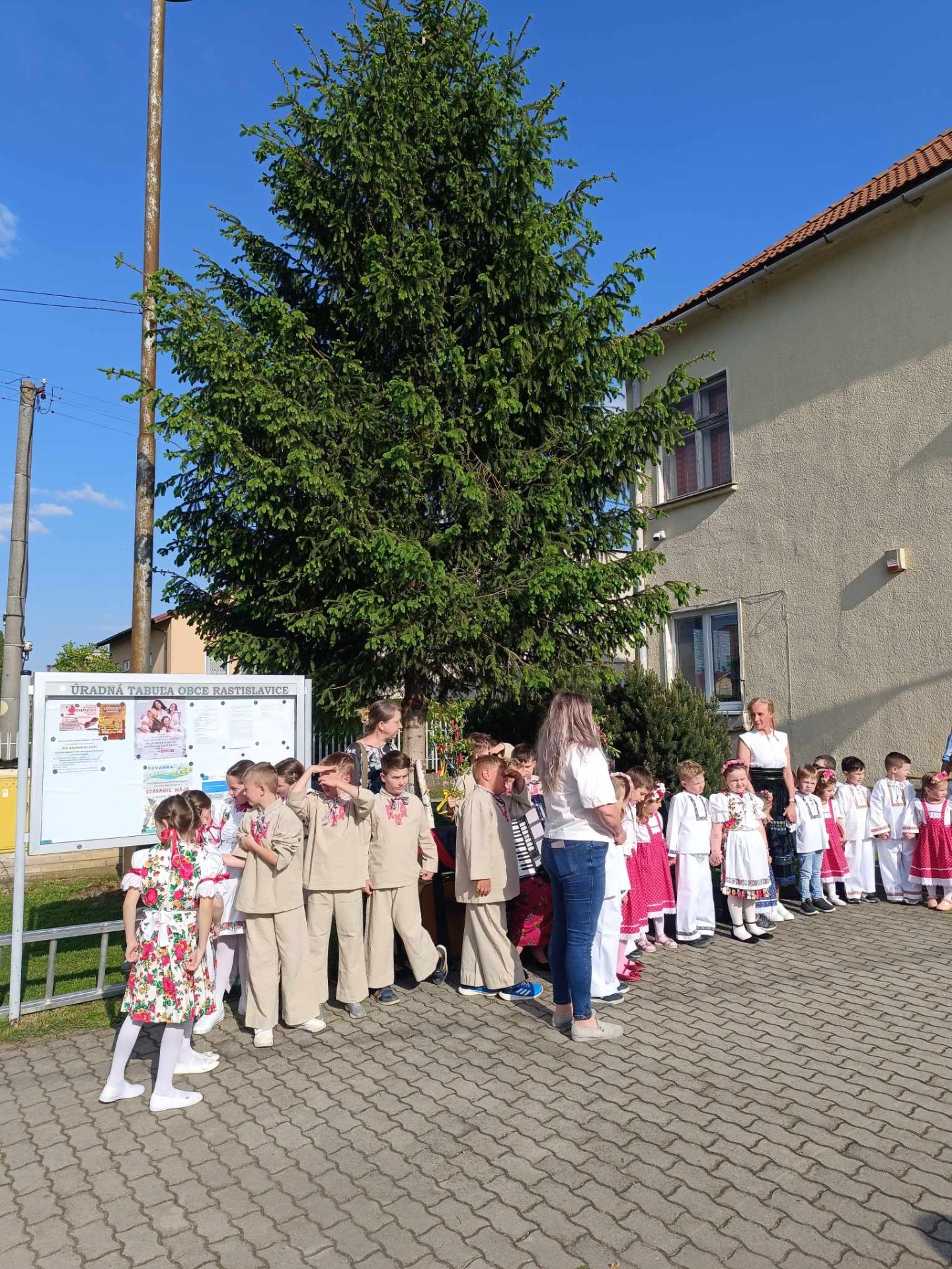 Stavanie mája v obci Rastislavice  - Obrázok 5