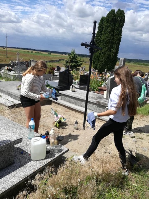 Porządkowanie grobów na pawłowskim cmentarzu - Obrazek 4