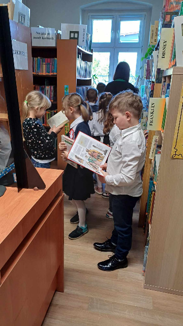 Wizyta klasy 1b w Miejskiej Bibliotece Publicznej w Mysłowicach - Obrazek 6