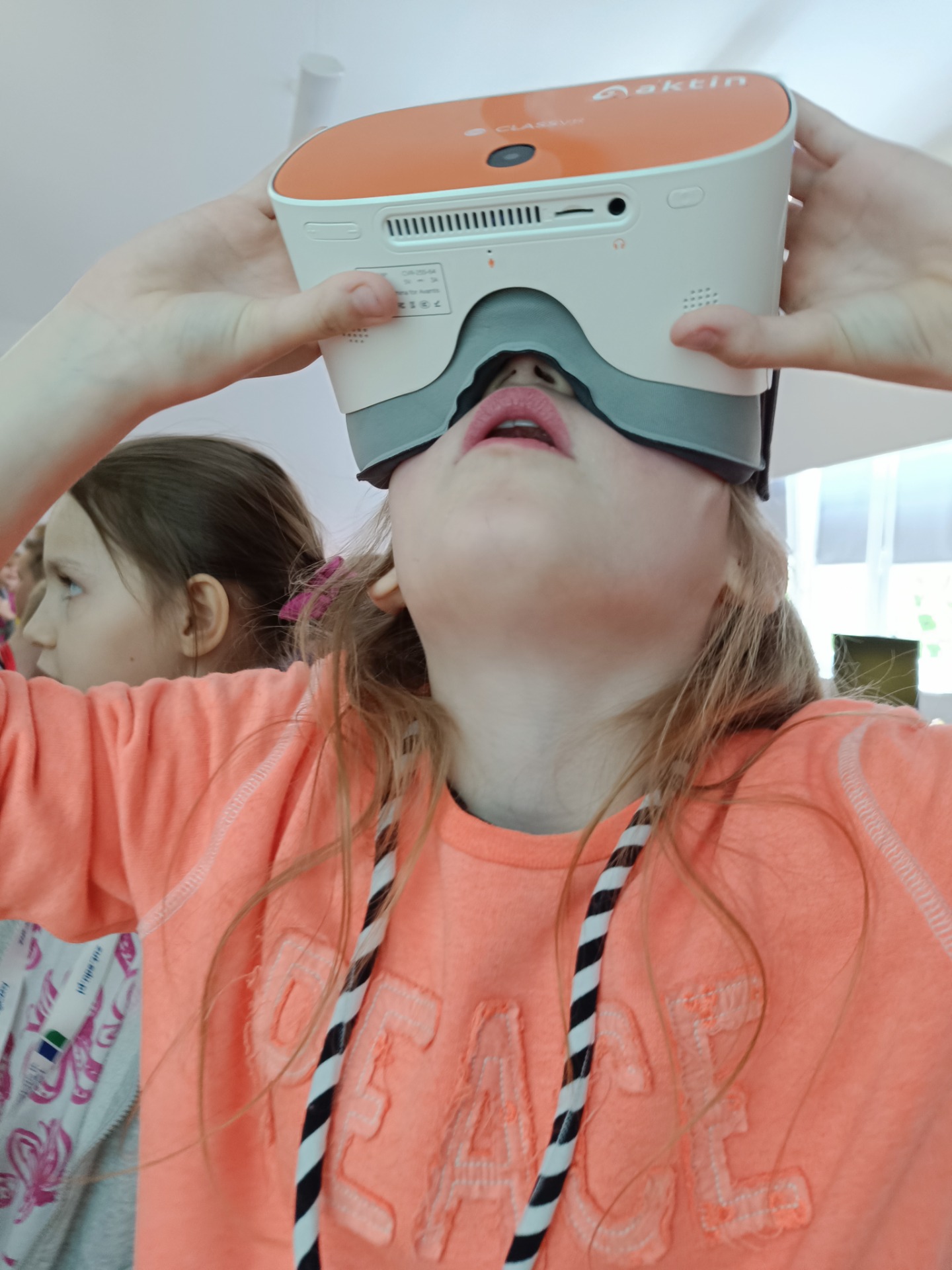 Uczniowie klasy II b oglądają zasoby okularów Class VR 3D