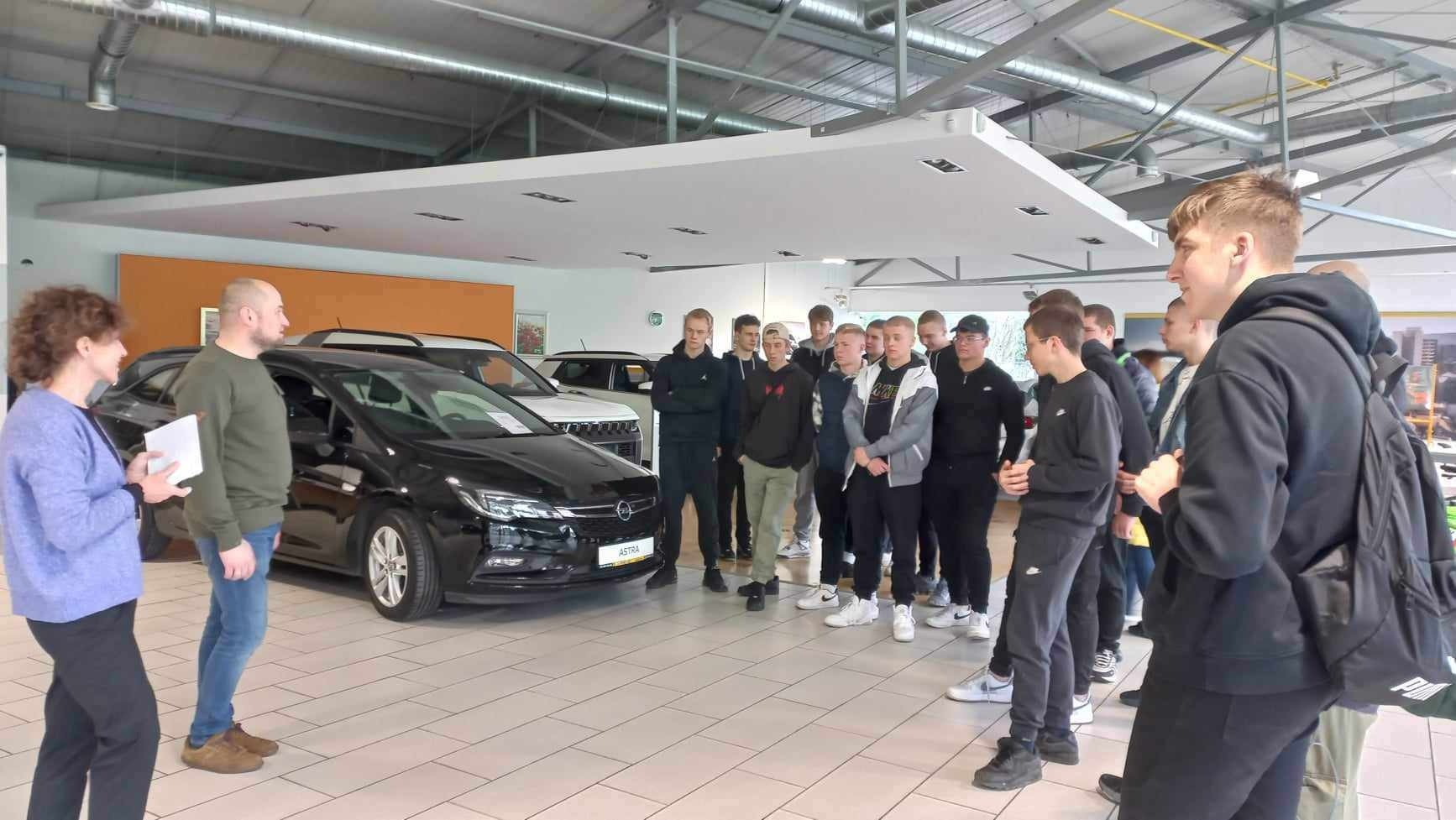 Technik pojazdów samochodowych – wycieczka zawodowa do Firmy Jastrzębski Opel w Siedlcach - Obrazek 3