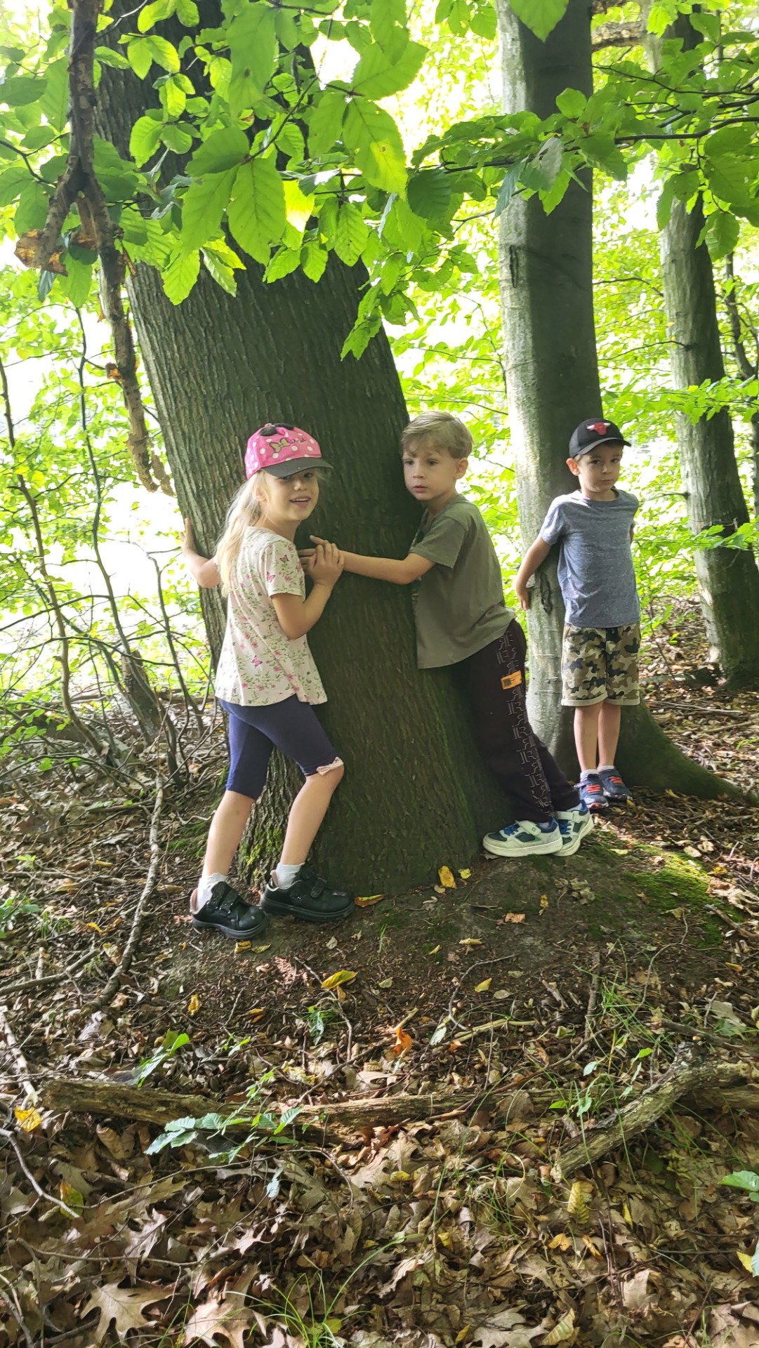 Przedszkolaki "Przytulają się do drzewa" #straznicylasow - Obrazek 1