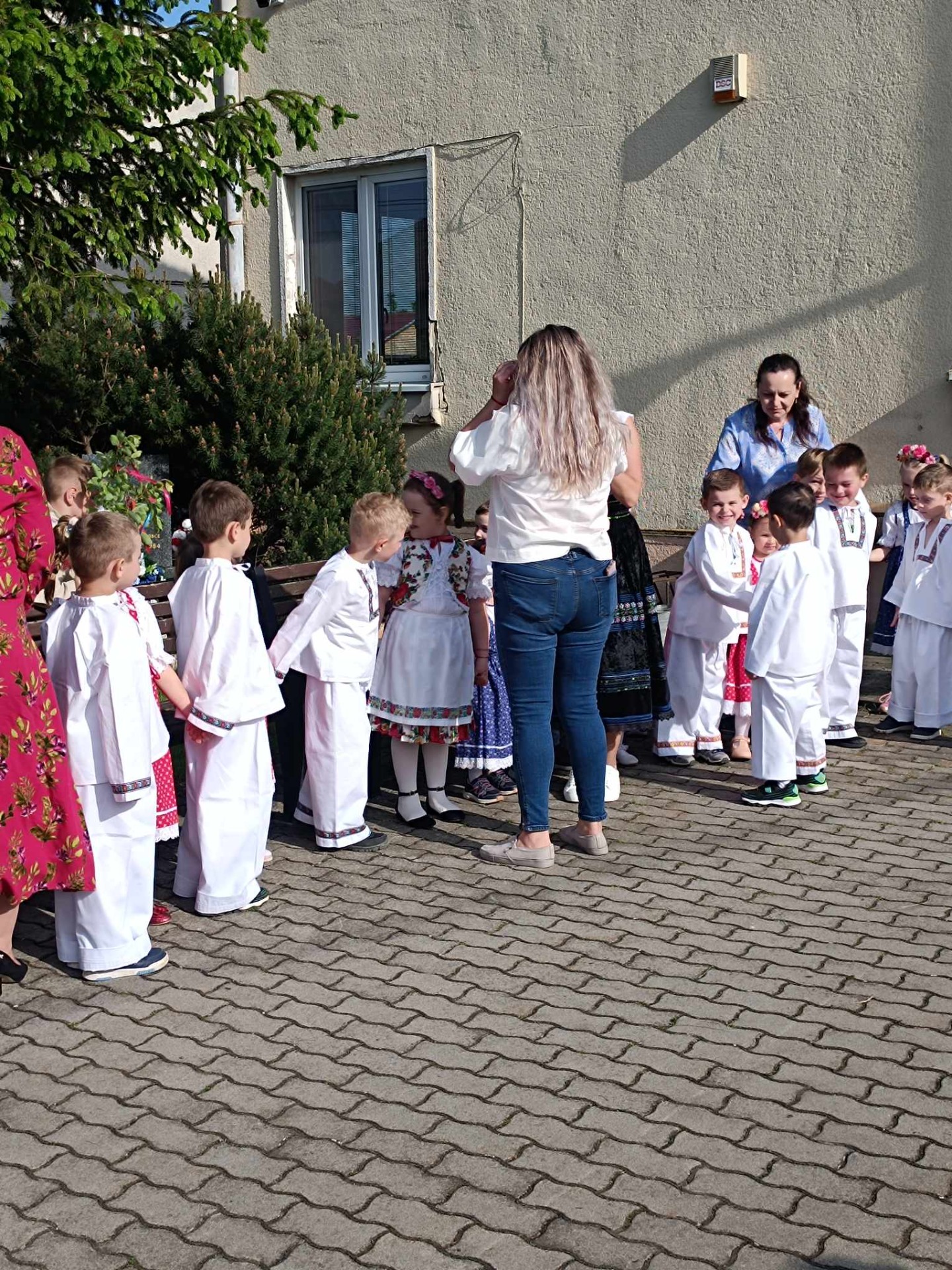 Stavanie mája v obci Rastislavice  - Obrázok 1