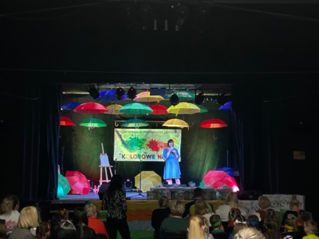 Nasze Przedszkolaki dziś wzięły udział w  Festiwalu Piosenki Przedszkolnej 🎵🎶🎵🎶”Kolorowe Nutki” 🎶🎵🎶🎵, który odbył się w Grodźcu tegorocznym tematem był Kolorowy Świat🩷🌏 - Obrazek 1