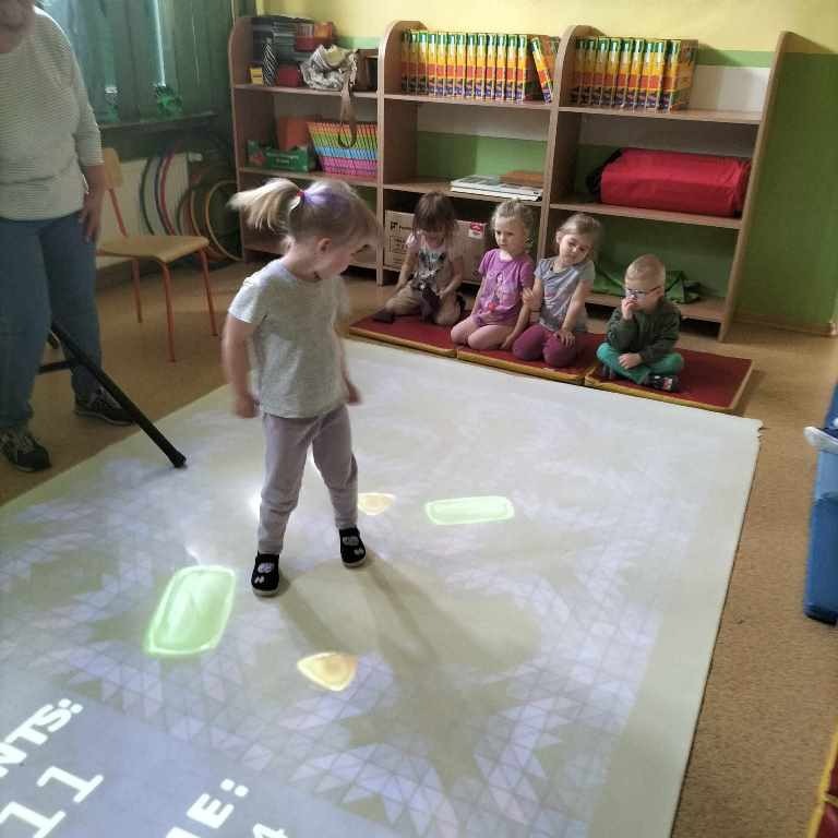 Zabawy z podłogą interaktywną w przedszkolu - Obrazek 5