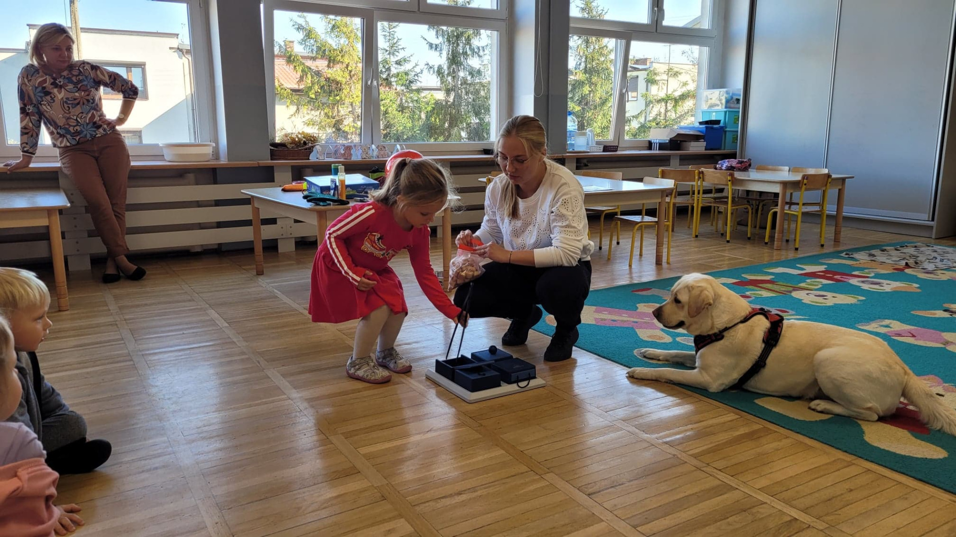Spotkanie dzieci z dogoterapeutką i psem Luna - Obrazek 5