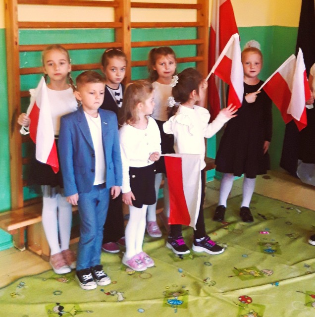 „Szkoła do hymnu” - Narodowe Święto Odzyskania Niepodległości – Filia w Malużynie - Obrazek 3