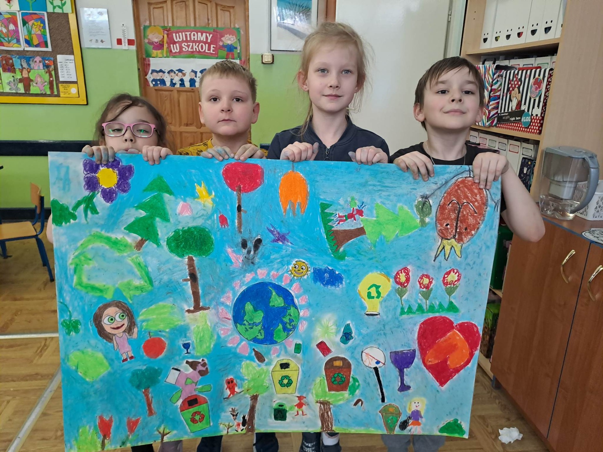 Dzieci prezentują prace na Święto Ziemi