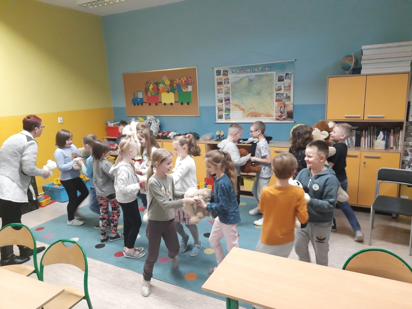 Zabawa muzyczno- ruchowa do piosenki „Mam pluszowego misia”. Uczniowie klasy 2 b śpiewają i tańczą z maskotkami