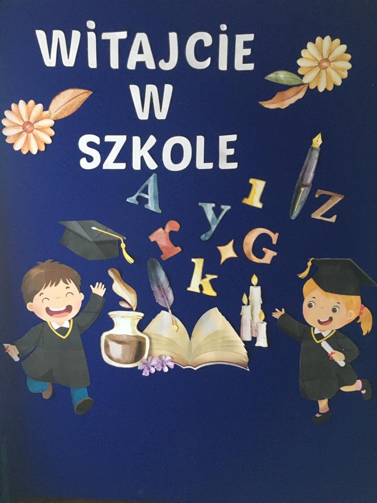 Tablica dekoracyjna z napisem "Witajcie w szkole".