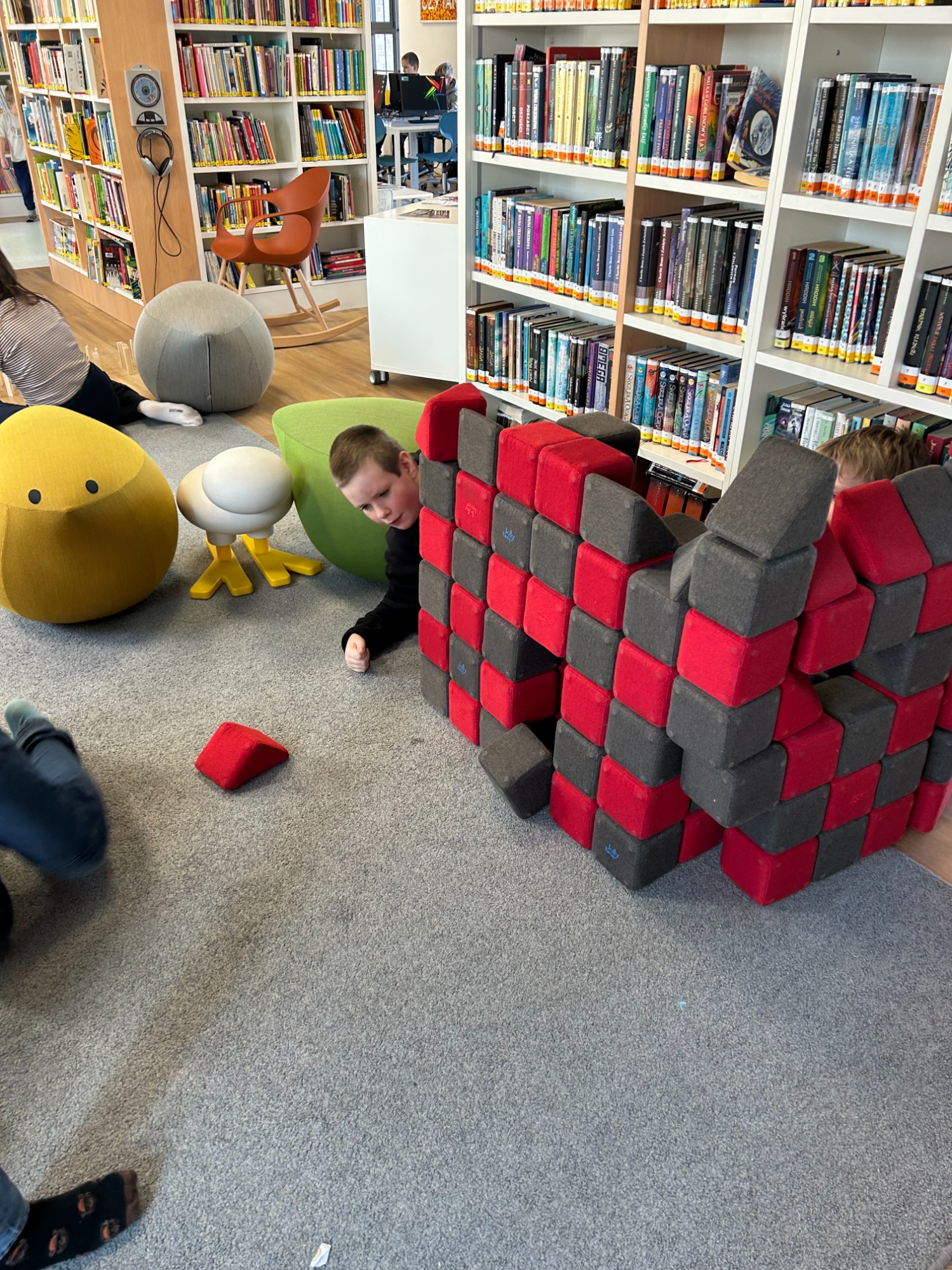 klasa w bibliotece Nauka przez zabawę - z wizytą w kawiarni i bibliotece miejskiej. - Obrazek 1