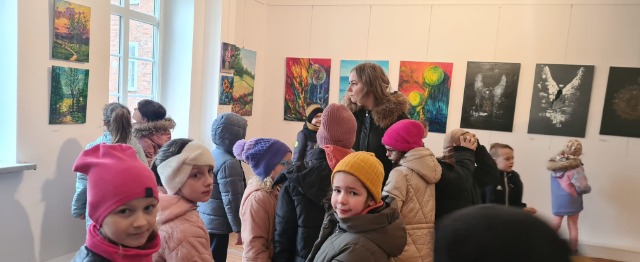 Dzieci podczas wystawy prac w SDK.