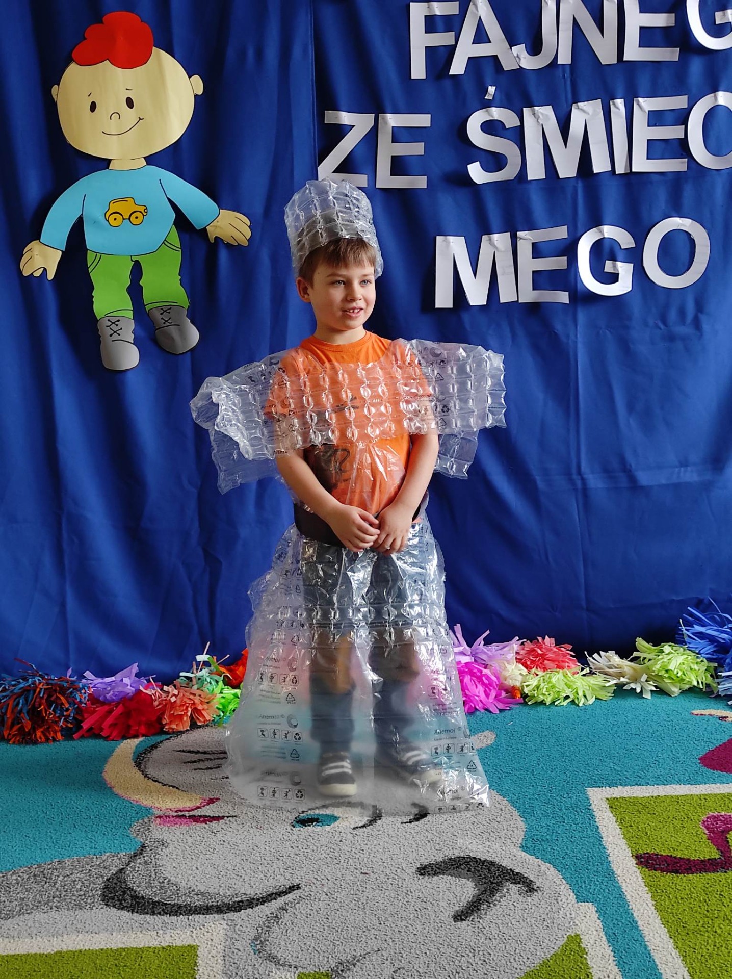 Uczniowie SP Nr 2 im. M. Kopernika w Olecku podczas Konkursu „Pokaz mody ekologicznej – Coś fajnego ze śmiecia mego”