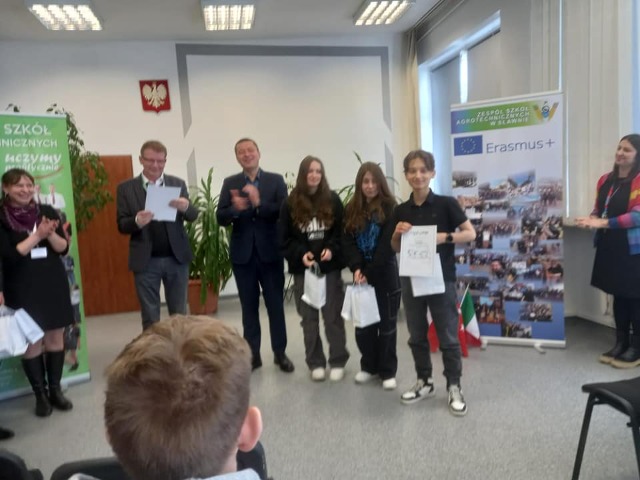 Uczniowie i nauczyciele podczas wręczenia nagród -III miejsce w 13 Powiatowym Konkursie Matematycznym Szkół Podstawowych. 