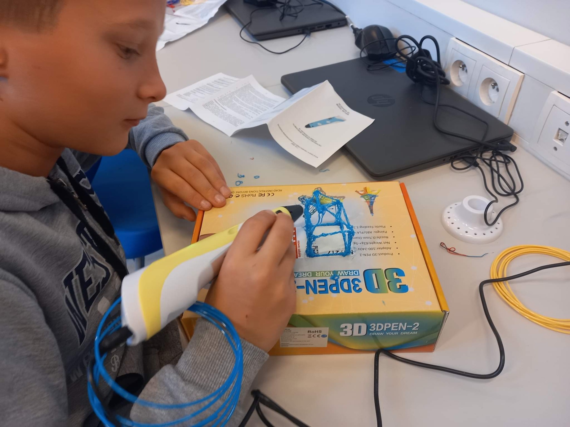 Zajęcia technicze z Panem Piotrem są świetne! Uczniowie z klasy 5 tworzą projekty 3D z wykorzystaniem materiałów edukacyjnych w ramach programu Laboratoria Przyszłości! ❤️😍❤️ - Obrazek 5