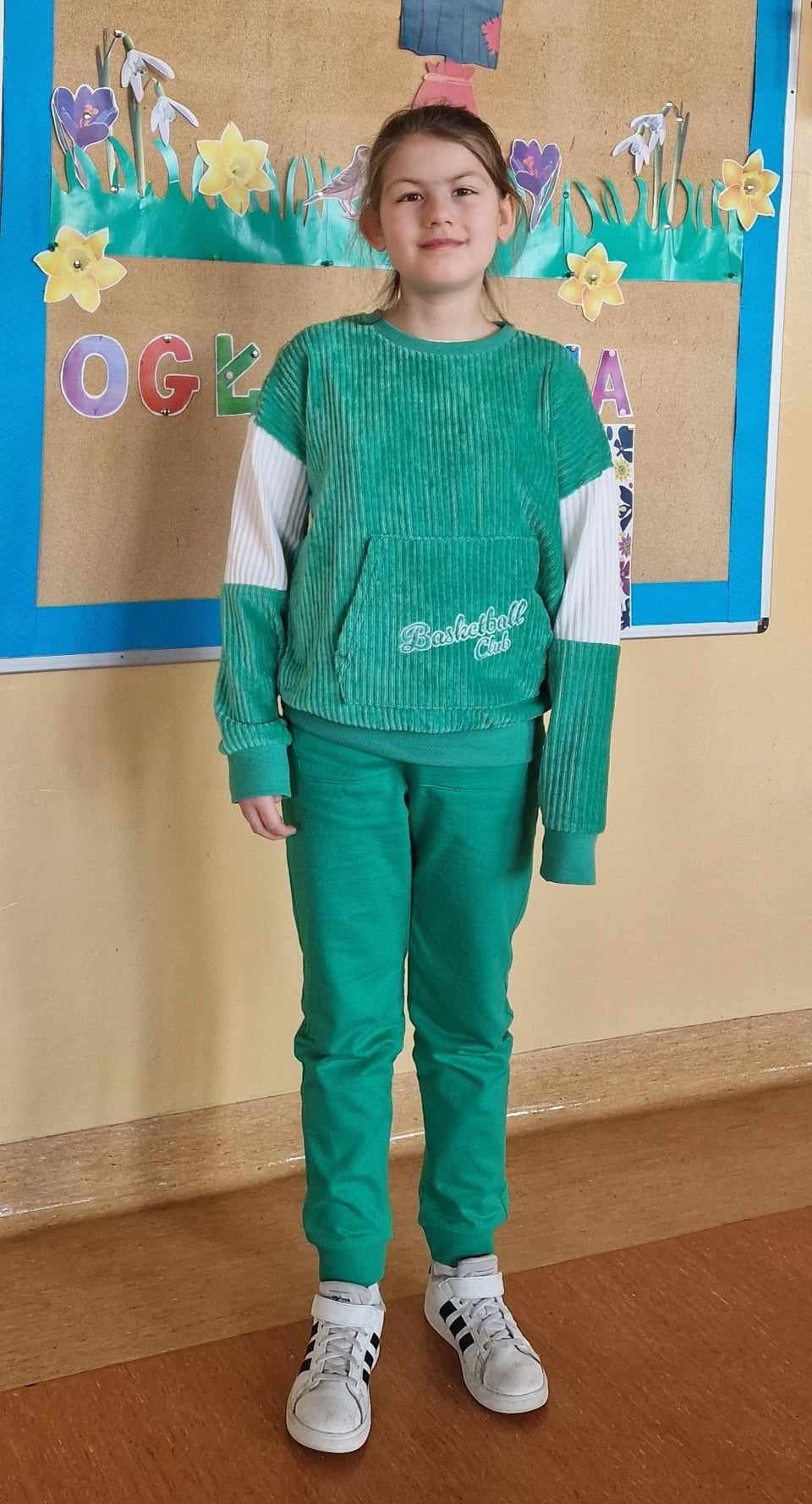 Uczennica klasy 2 ubrana cała na zielono