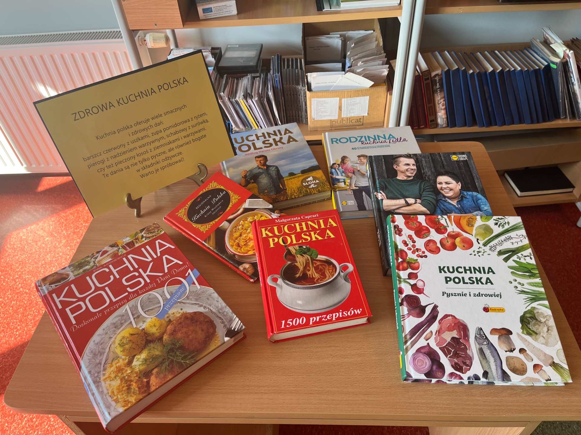 Wystawa książek dotycząca zdrowego żywienia w szkolnej bibliotece