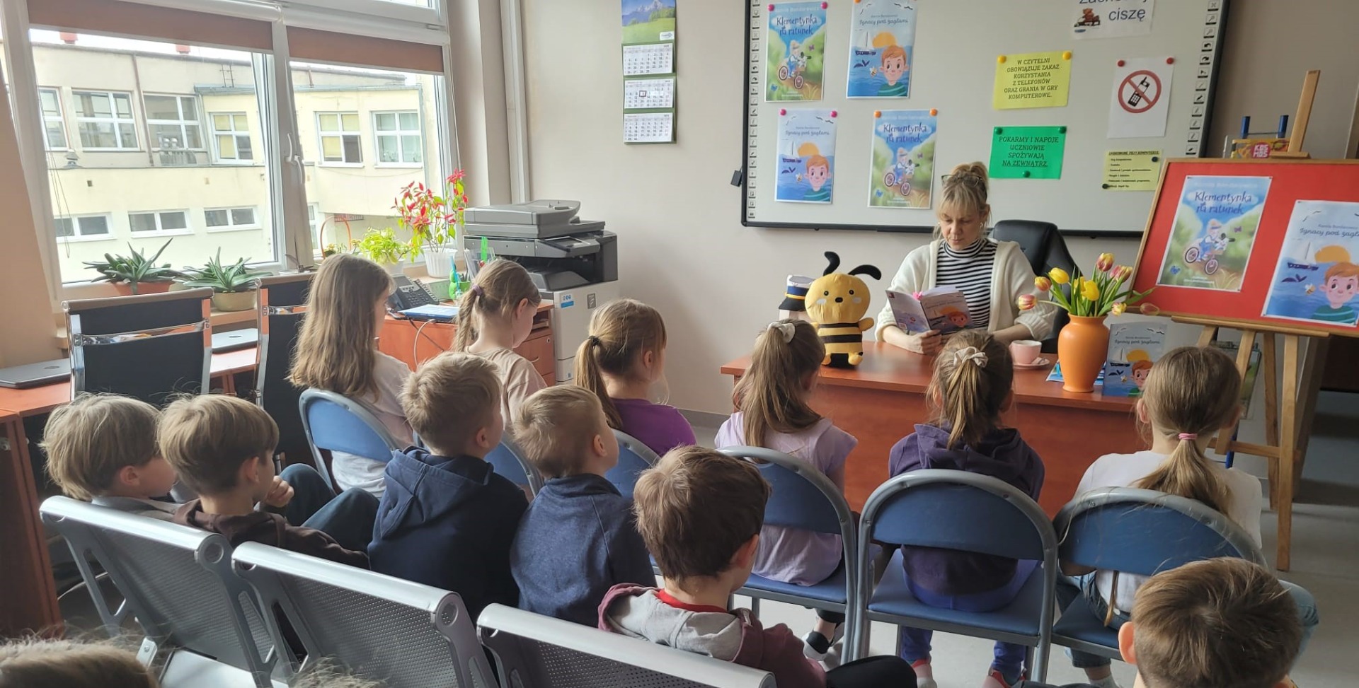 Na zdjęciu widzimy autorkę opowiadań dla dzieci, panią Kamilę Bondarowicz, która czyta uczniom fragmenty swojej książki Ignacy pod żaglami