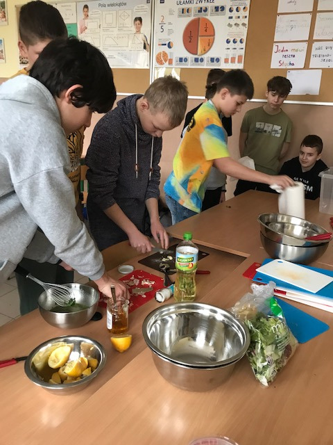 Uczniowie podczas warsztatów kulinarnych