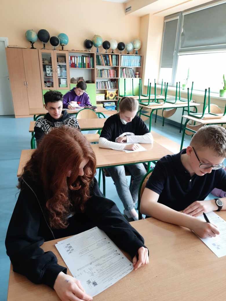 Zuzia, Mikołaj Kamil, Anita i Kacper z klasy 8 rozwiązują zadania konkursowe