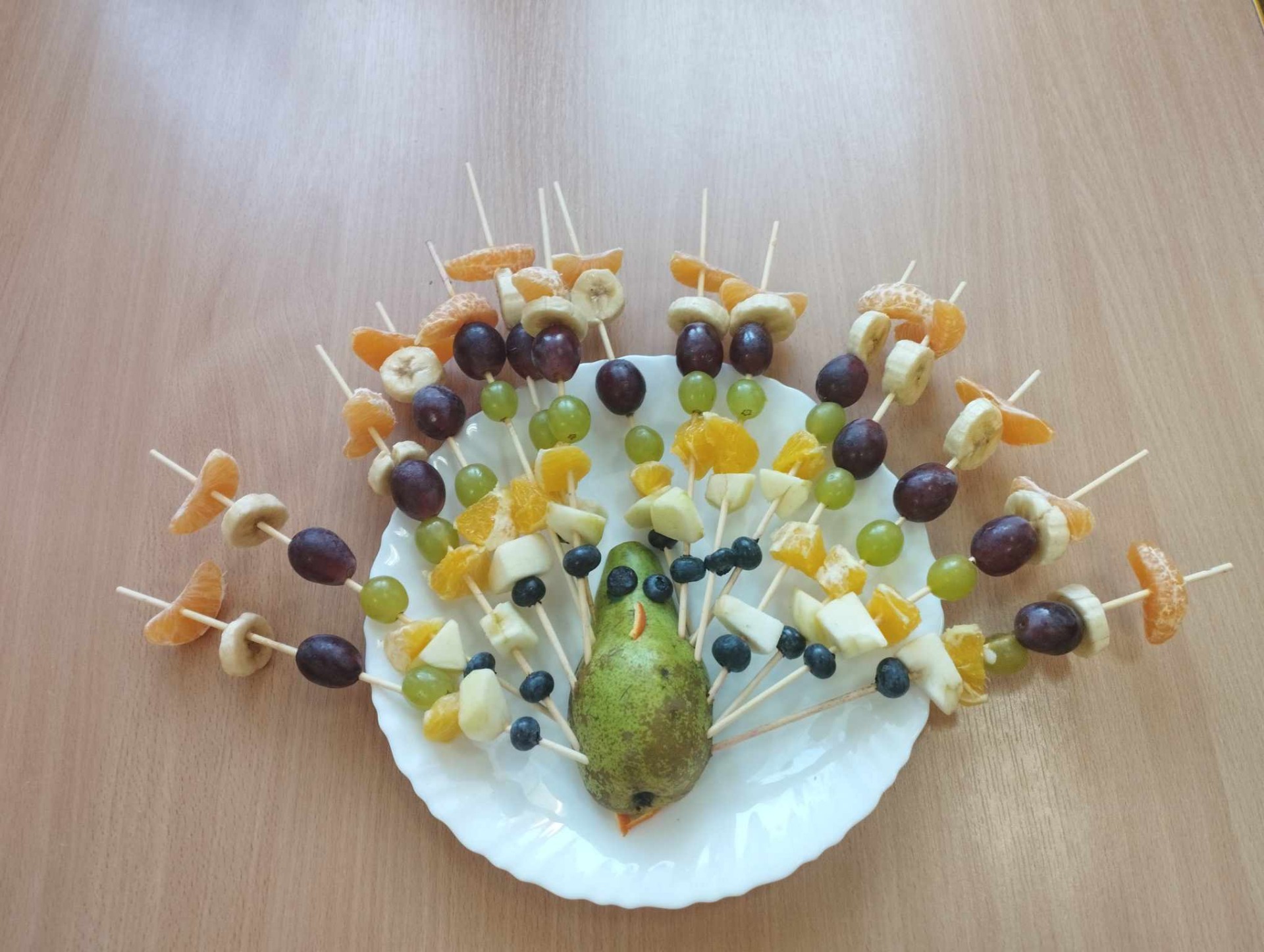 Owocowe szaszłyki wykonane przez przedszkolaków