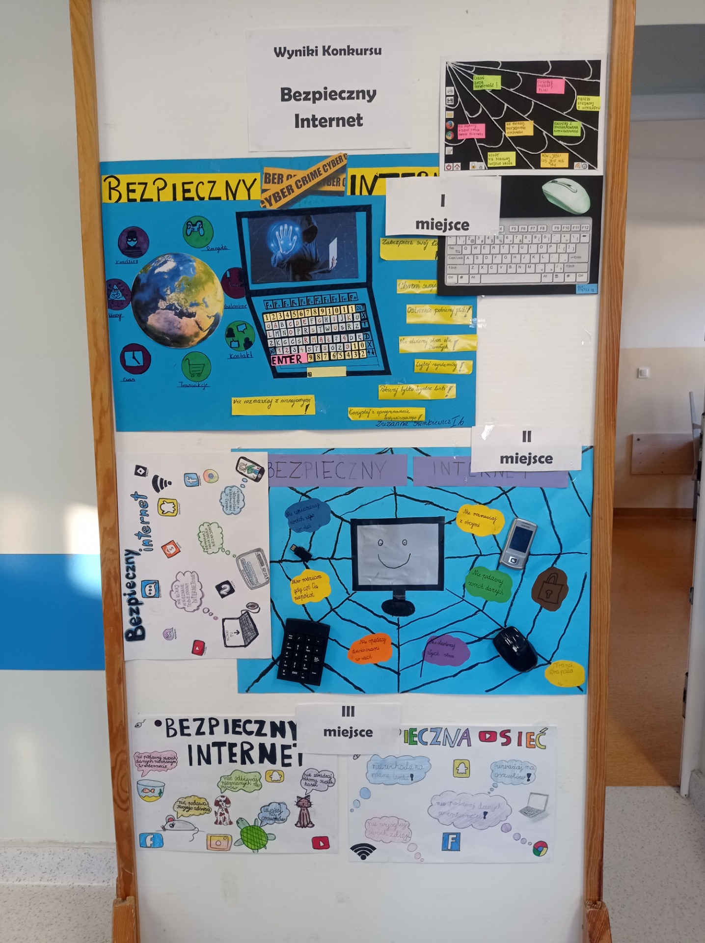 Wystawka plakatów i laureatów konkursu Bezpieczny Internet
