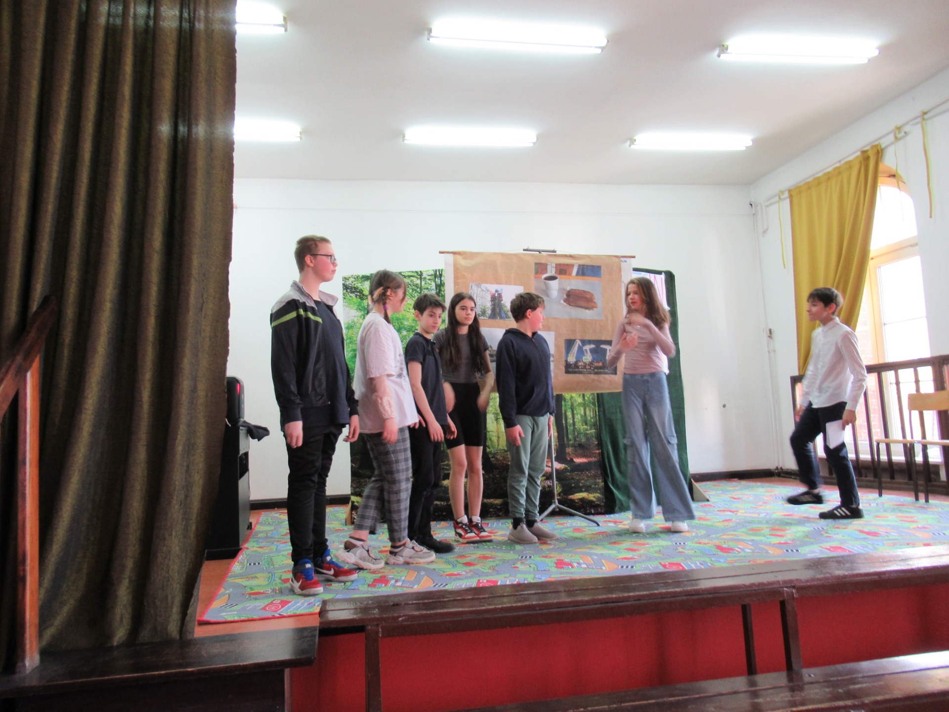 Uczniowie naszej szkoły podczas występów teatralnych.
