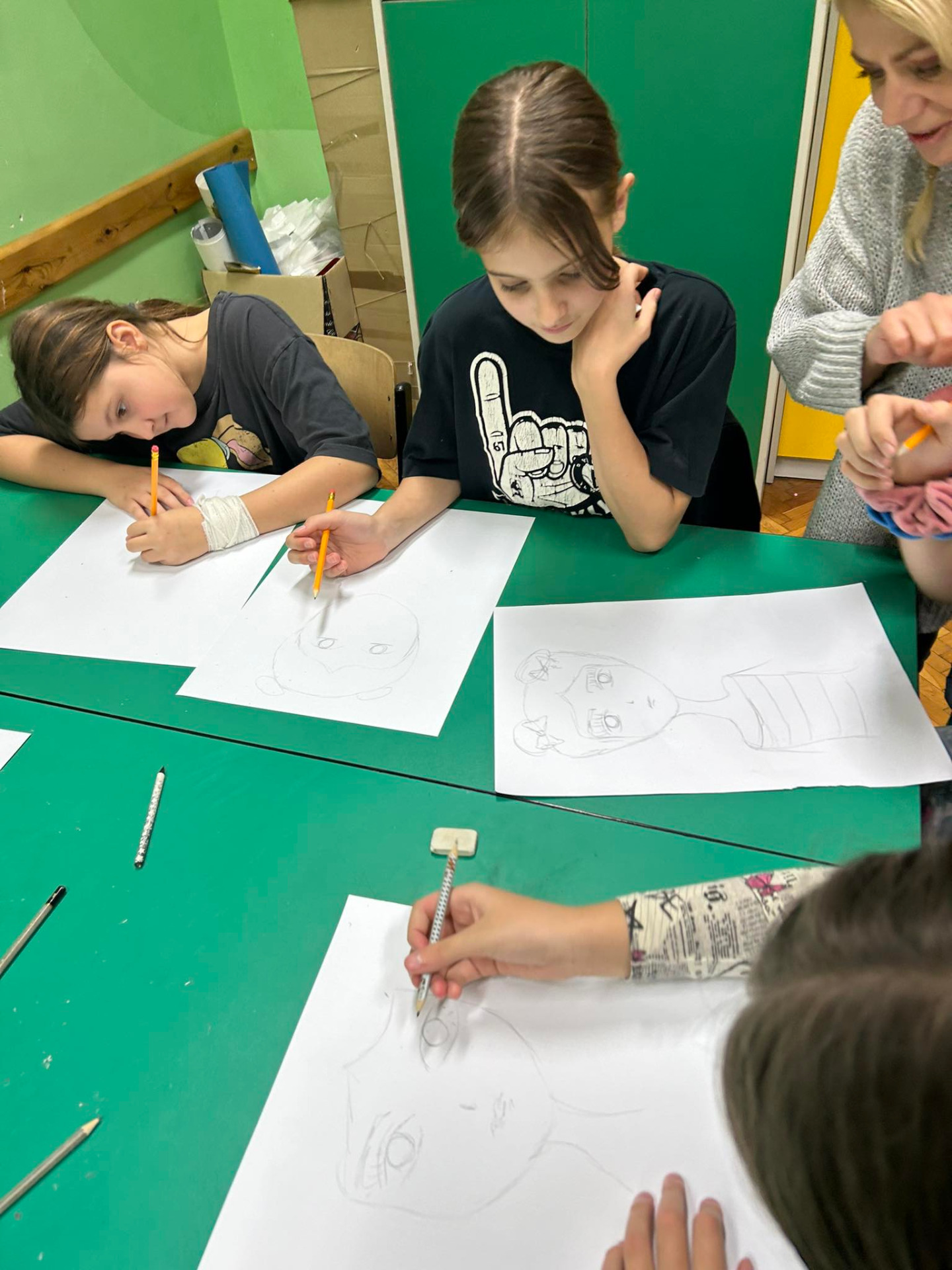 Akcja „Malujemy sercem” - dzieci wykonują szkice i malują obrazy
