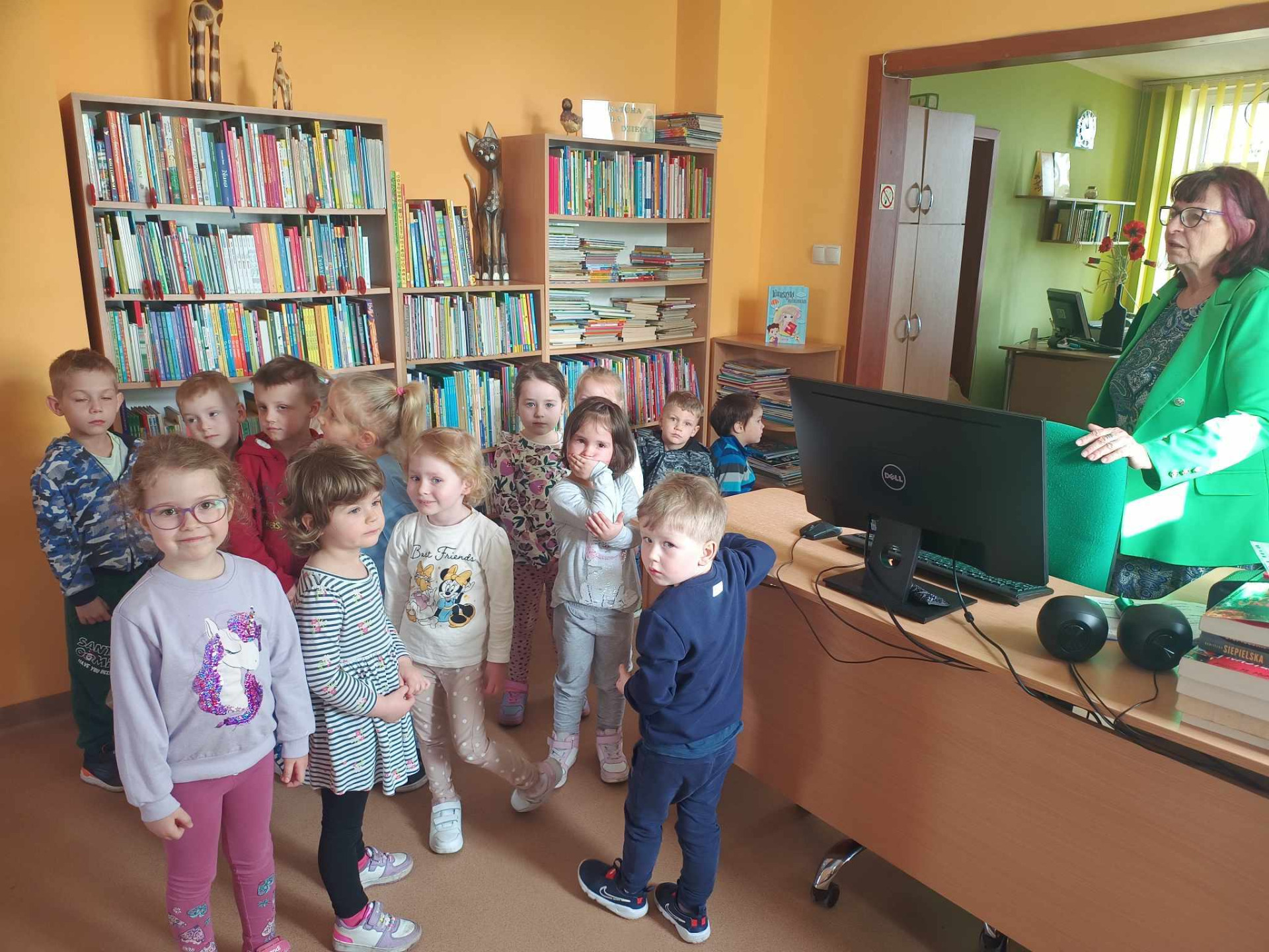 Wizyta przedszkolaków w bibliotece - Obrazek 3