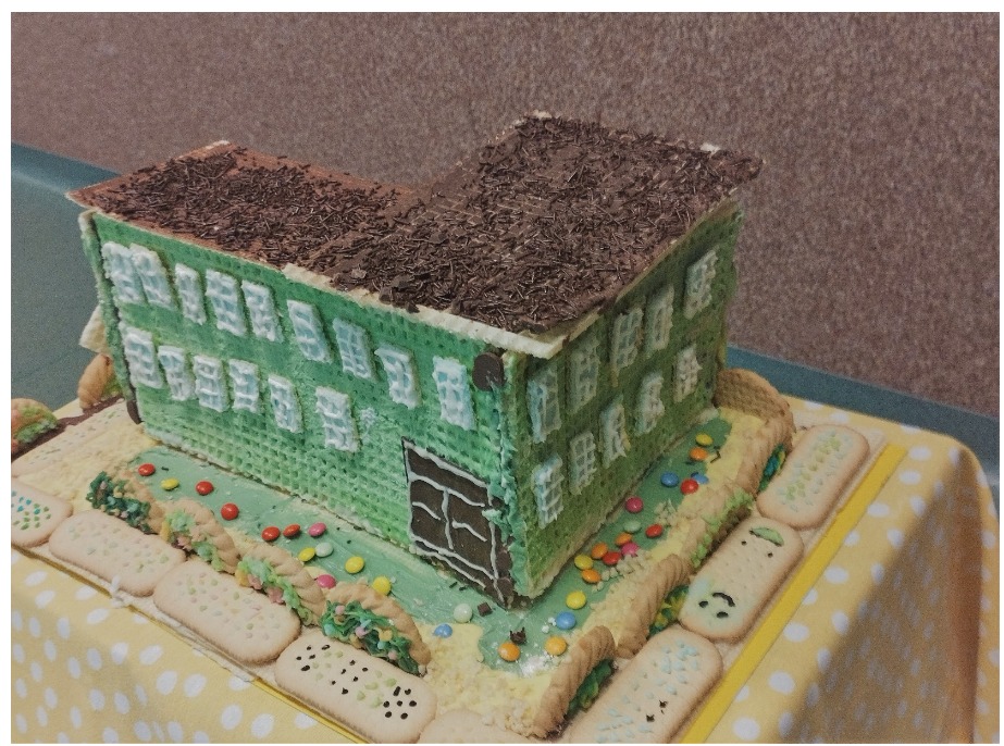 ,, Na ilustracji domek wykonany z słodkości. Cała budowla jest odzwierciedleniem szkoły MSP 2 w Knurowie"