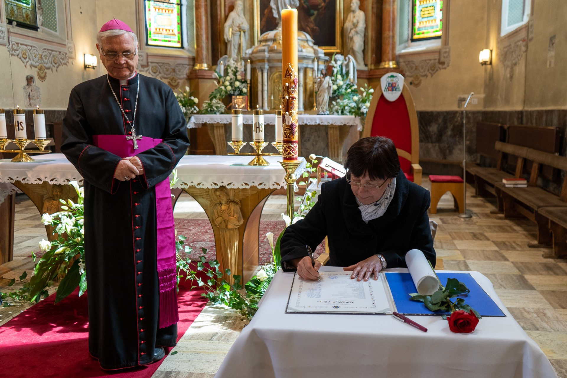 Ocenenie otcom biskupom Tomášom Galisom pani učiteľky Márii Kotlasovej - Obrázok 4