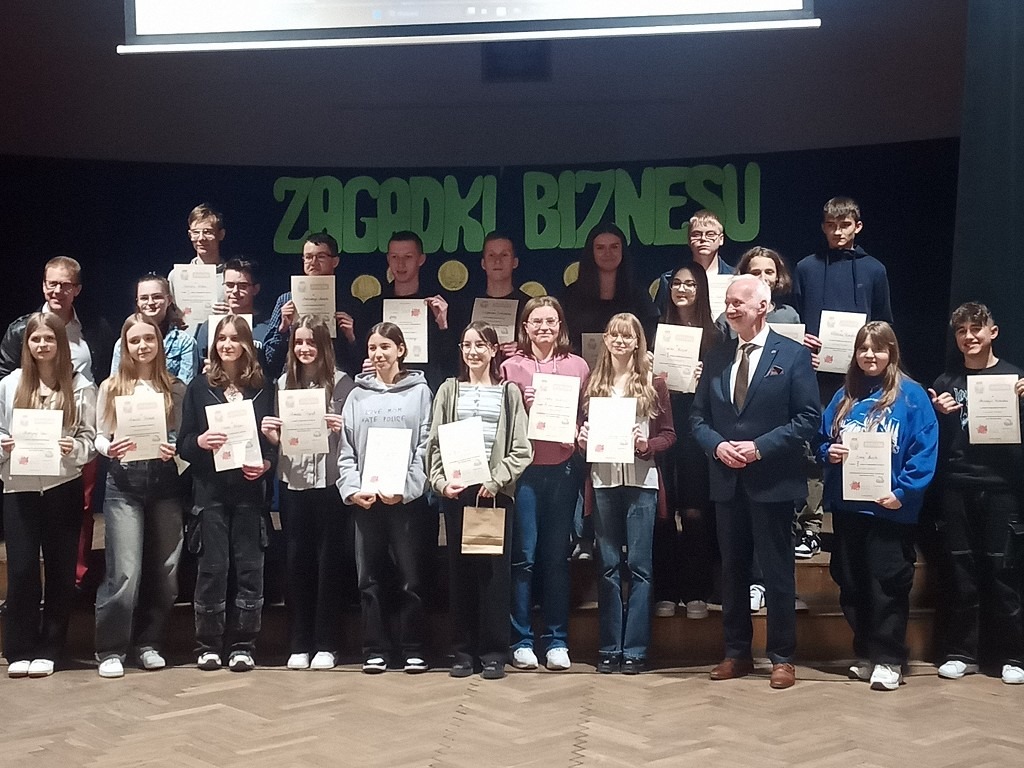 Wszyscy uczniowie biorący udział w konkursie "Zagadki Biznesu" wraz z Dyrektorem SP10 i Prezydentem Miasta Tarnobrzega.