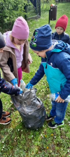 3. Uczniowie podczas zbiórki śmieci. 