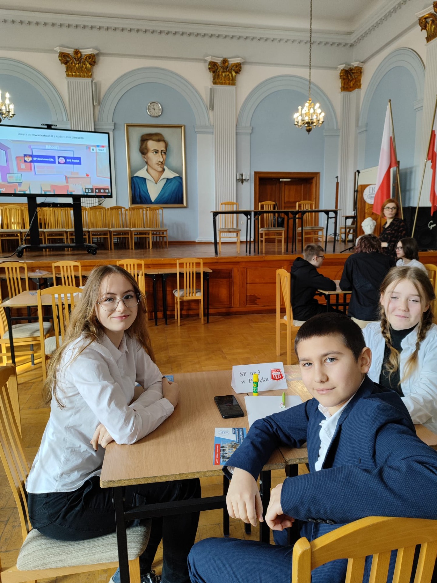 Nasi reprezentanci w konkursie "Bawimy się polszczyzną": Oliwia Pietkiewicz, Dominika Adamczyk, Szymon Kozińczak z klasy 8A