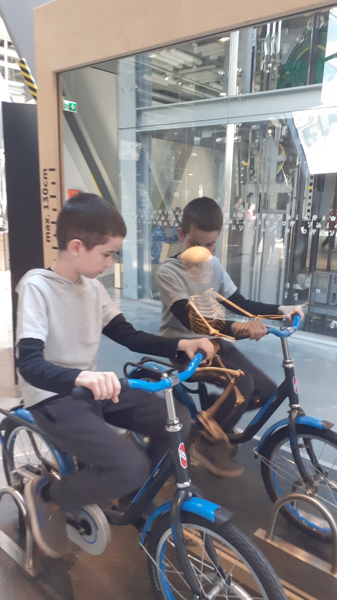 Uczeń wykonuje doświadczenie na rowerze w Centrum Nauki Kopernik
