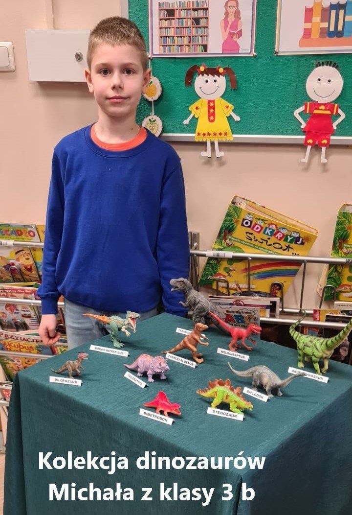 Michał z klasy 3b prezentuje swoją kolekcję dinozaurów