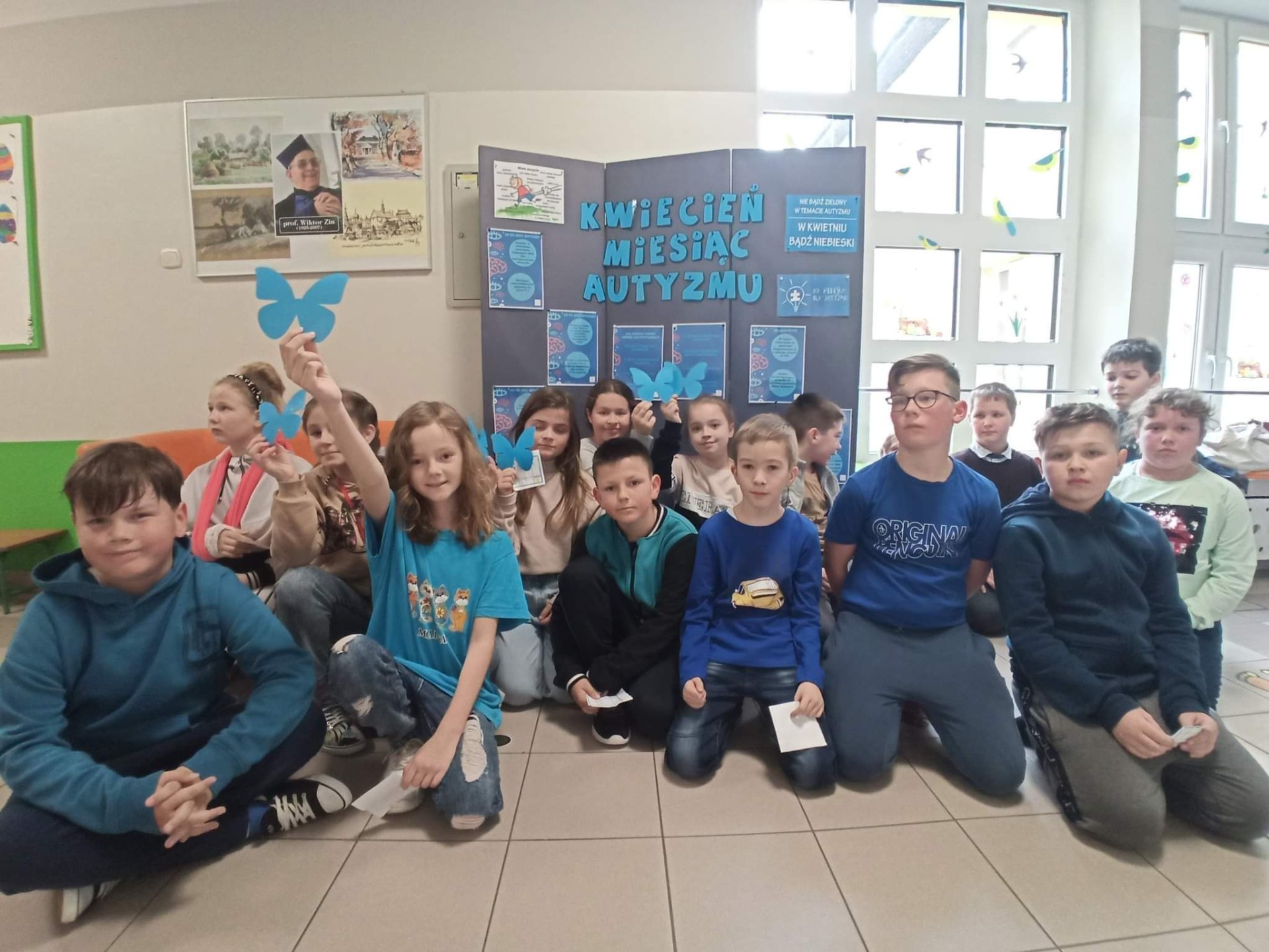 Przedszkole i klasy 1-3 wzięły udział w Niebieskich Igrzyskach na znak solidarności z osobami z autyzmem. Dziękujemy Radzie Rodziców za pomoc w zorganizowaniu tego dnia i zakup owocowej niespodzianki 💙💙🤗🥰 - Obrazek 1