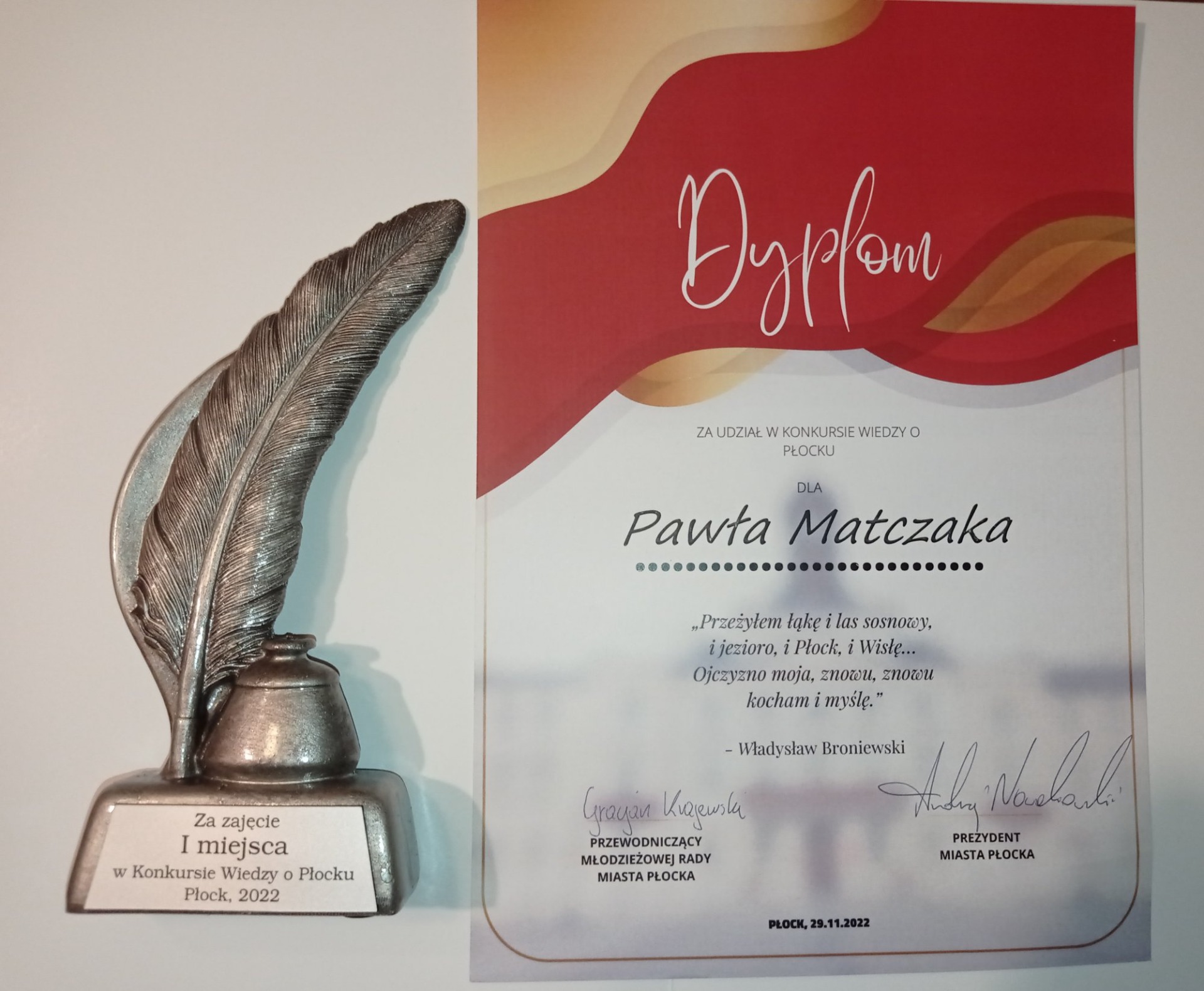 Statua za zajęcie pierwszego miejsca oraz dyplom za udział w konkursie wiedzy o Płocku dla Pawła Matczaka