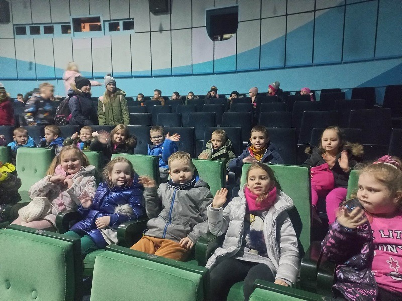Dzieci z oddziałów zerowych w oczekiwaniu na spektakl